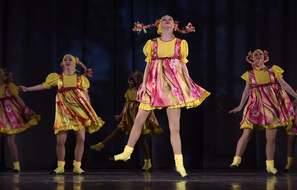 Kindertheateraufführung Einer Tanzgruppe Nationaltracht Russland Petersburg — Stockfoto