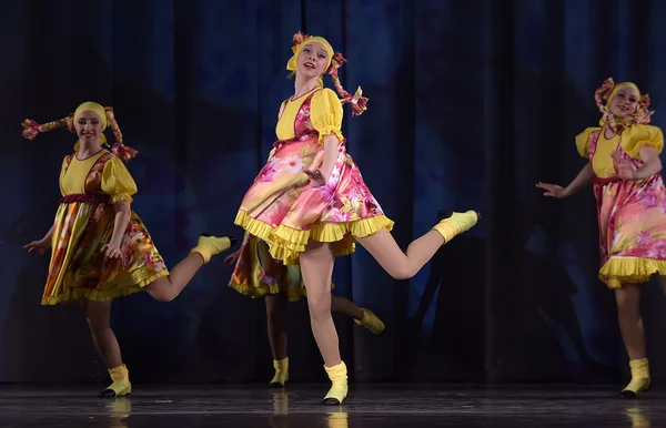 Espectáculo Teatral Infantil Del Grupo Danza Con Trajes Nacionales Rusia — Foto de Stock