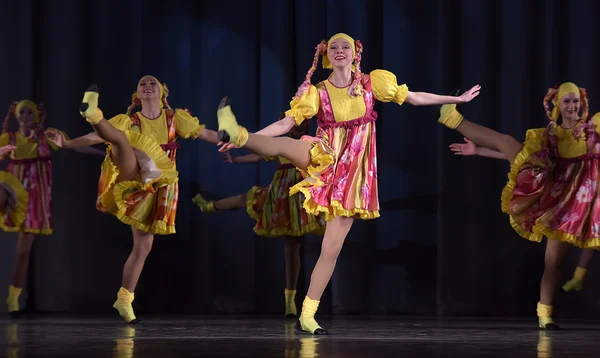 Espectáculo Teatral Infantil Del Grupo Danza Con Trajes Nacionales Rusia —  Fotos de Stock