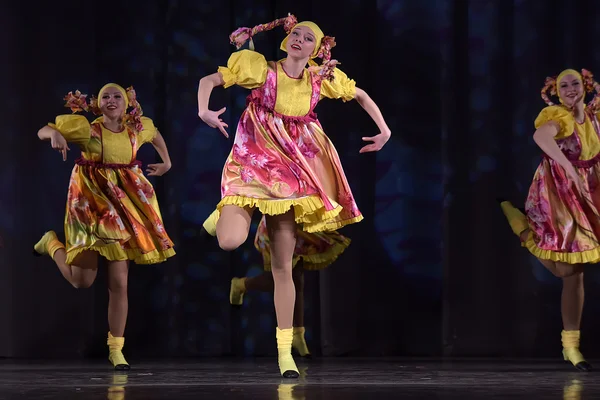 Spectacle Théâtral Pour Enfants Une Troupe Danse Costumes Nationaux Russie — Photo