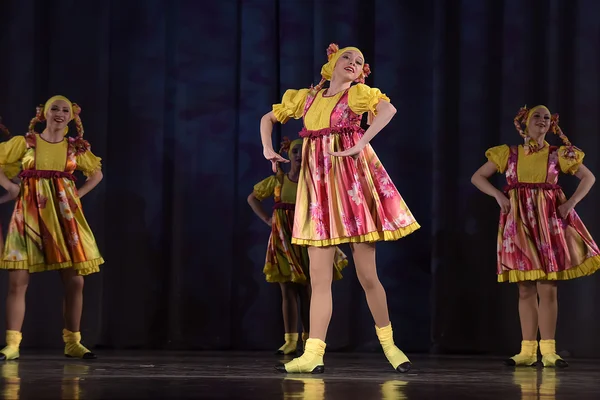 Espectáculo Teatral Infantil Del Grupo Danza Con Trajes Nacionales Rusia —  Fotos de Stock