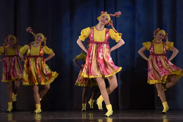 Kindertheateraufführung Einer Tanzgruppe Nationaltracht Russland Petersburg — Stockfoto