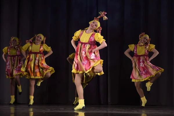 Spettacolo Teatrale Bambini Gruppo Danza Costume Nazionale Russia San Pietroburgo — Foto Stock