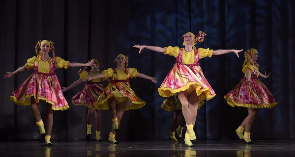 Spettacolo Teatrale Bambini Gruppo Danza Costume Nazionale Russia San Pietroburgo — Foto Stock