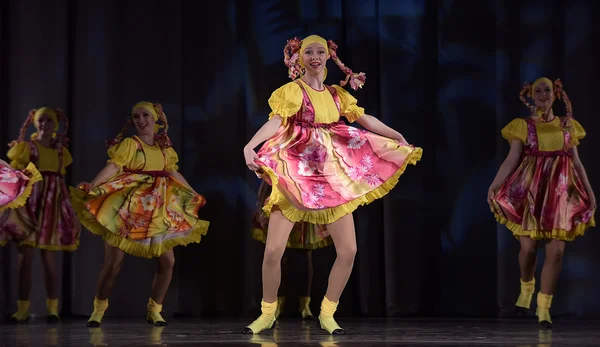 Spectacle Théâtral Pour Enfants Une Troupe Danse Costumes Nationaux Russie — Photo