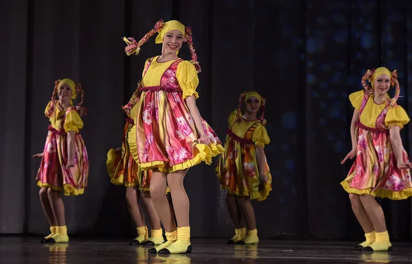 Spectacle Théâtral Pour Enfants Une Troupe Danse Costumes Nationaux Russie — Photo