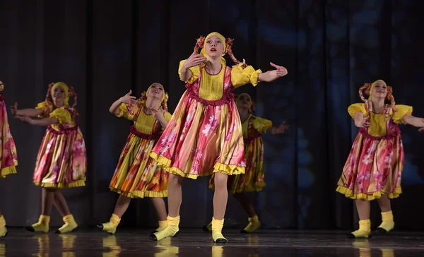 Spectacle Théâtral Pour Enfants Une Troupe Danse Costumes Nationaux Russie — Photo