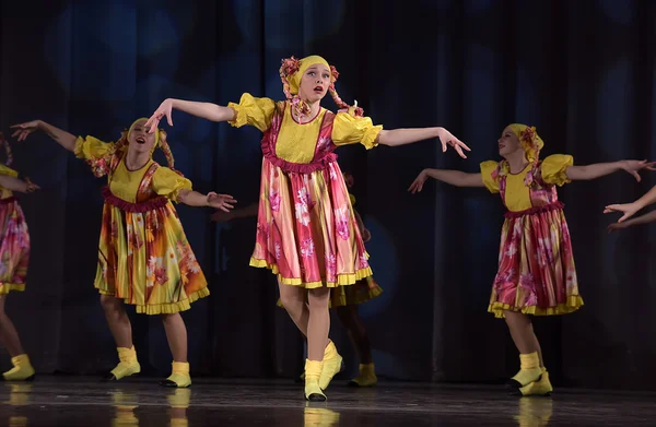 Spettacolo Teatrale Bambini Gruppo Danza Costume Nazionale Russia San Pietroburgo — Foto Stock