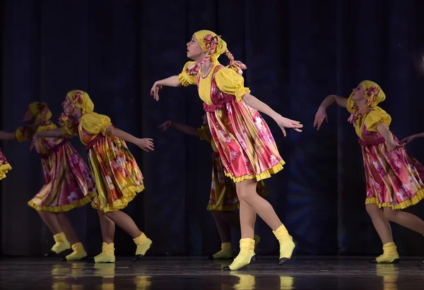 Spectacle Théâtral Pour Enfants Une Troupe Danse Costumes Nationaux Russie — Photo