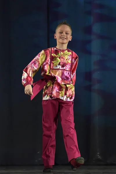 Spettacolo Teatrale Bambini Gruppo Danza Costume Nazionale Russia San Pietroburgo — Foto Stock