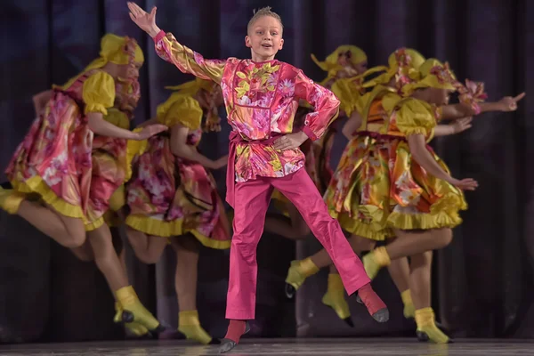 Spectacle Théâtral Pour Enfants Une Troupe Danse Costumes Nationaux Russie — Photo