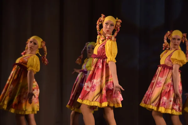 Spectacle Théâtral Pour Enfants Une Troupe Danse Costumes Nationaux Russie — Photo