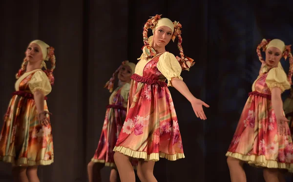 Spectacle Théâtral Pour Enfants Une Troupe Danse Costumes Nationaux Russie — Photo