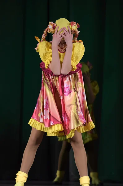 Espectáculo Teatral Infantil Del Grupo Danza Con Trajes Nacionales Rusia —  Fotos de Stock