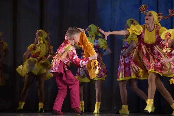 Spectacle Théâtral Pour Enfants Une Troupe Danse Costumes Nationaux Russie — Photo