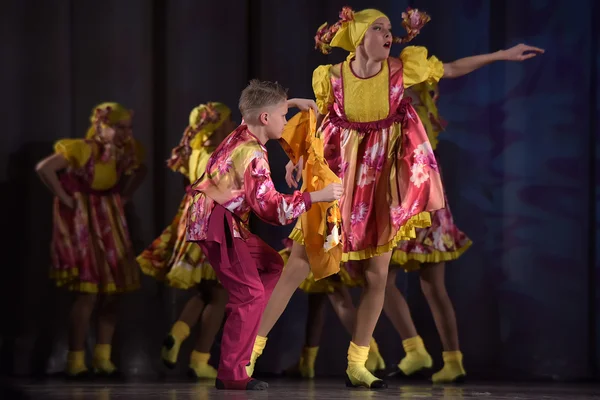 Spettacolo Teatrale Bambini Gruppo Danza Costume Nazionale Russia San Pietroburgo — Foto Stock
