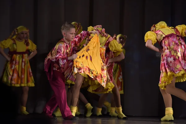 Kindertheateraufführung Einer Tanzgruppe Nationaltracht Russland Petersburg — Stockfoto