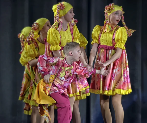 Spectacle Théâtral Pour Enfants Une Troupe Danse Costumes Nationaux Russie — Photo