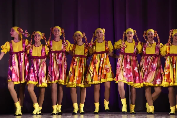 Spectacle Théâtral Pour Enfants Une Troupe Danse Costumes Nationaux Russie — Photo