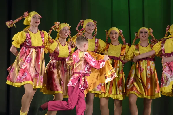 Barnens Teaterföreställning Dansgrupp Nationaldräkt Ryssland Petersburg — Stockfoto