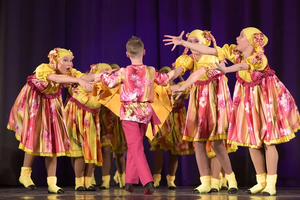 Παιδική Θεατρική Παράσταση Χορευτικής Ομάδας Εθνική Ενδυμασία Ρωσία Αγία Πετρούπολη — Φωτογραφία Αρχείου