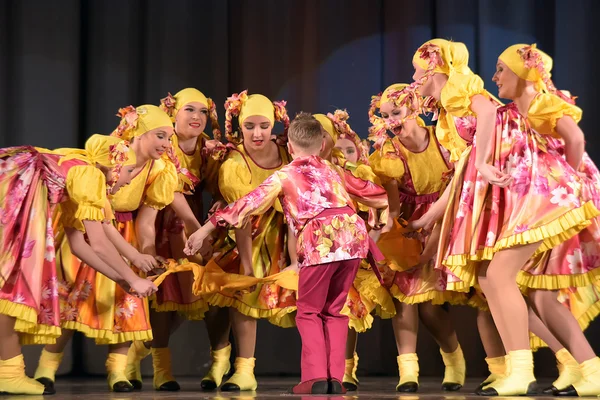 民族衣装における舞踊団の子供演劇公演 ロシア サンクトペテルブルク — ストック写真