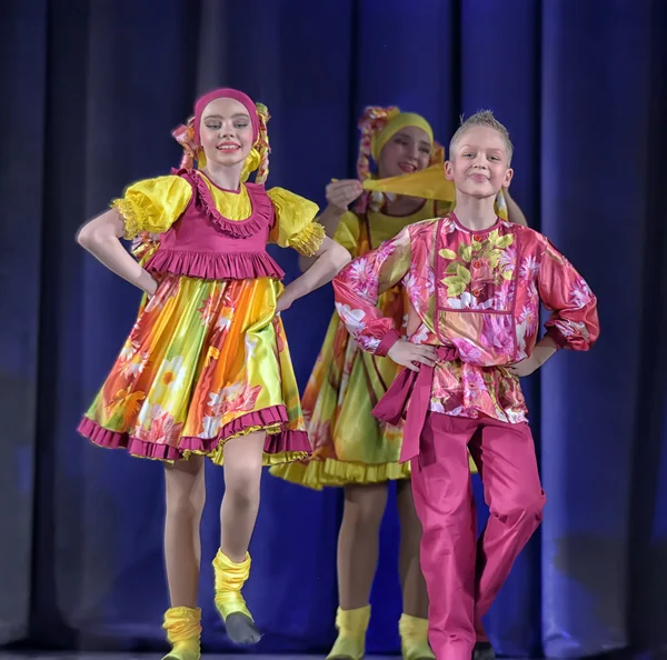 Barnens Teaterföreställning Dansgrupp Nationaldräkt Ryssland Petersburg — Stockfoto