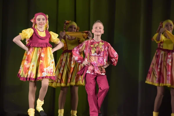 Espectáculo Teatral Infantil Del Grupo Danza Con Trajes Nacionales Rusia — Foto de Stock