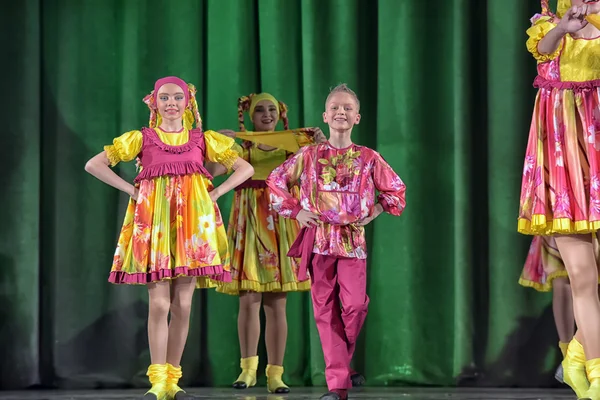 Spectacle Théâtral Pour Enfants Une Troupe Danse Costumes Nationaux Russie — Photo