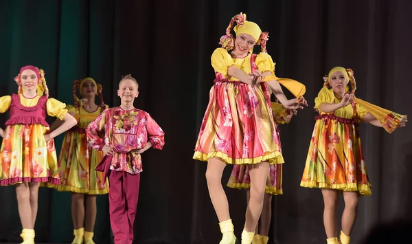 Spectacle Théâtral Pour Enfants Une Troupe Danse Costumes Nationaux Russie — Photo