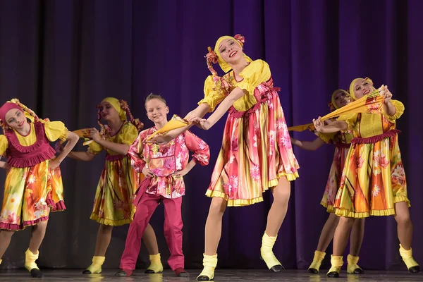 Desempenho Teatral Infantil Grupo Dança Traje Nacional Rússia São Petersburgo — Fotografia de Stock