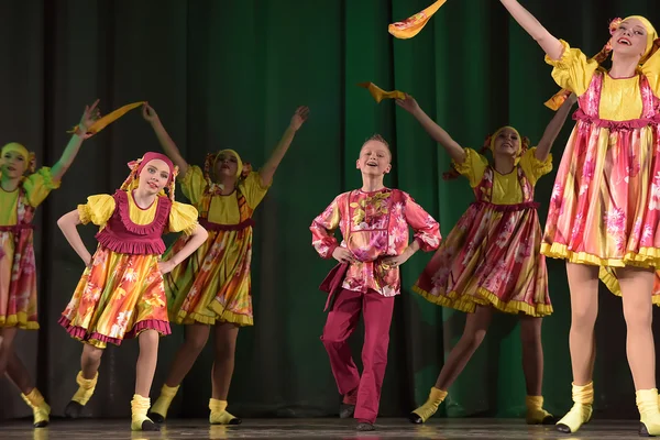 Spectacle Théâtral Pour Enfants Une Troupe Danse Costumes Nationaux Russie — Photo