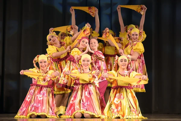 Barnens Teaterföreställning Dansgrupp Nationaldräkt Ryssland Petersburg — Stockfoto