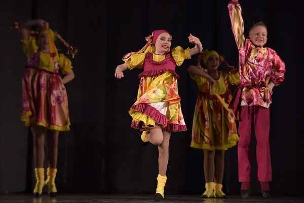 民族衣装における舞踊団の子供演劇公演 ロシア サンクトペテルブルク — ストック写真