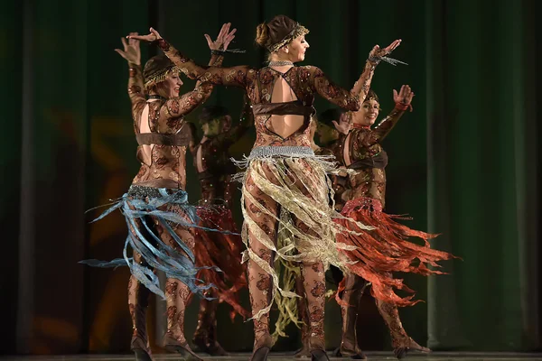 Oriental dance on stage — Stock Photo, Image