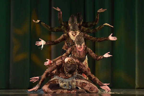 Taniec orientalny na scenie — Zdjęcie stockowe