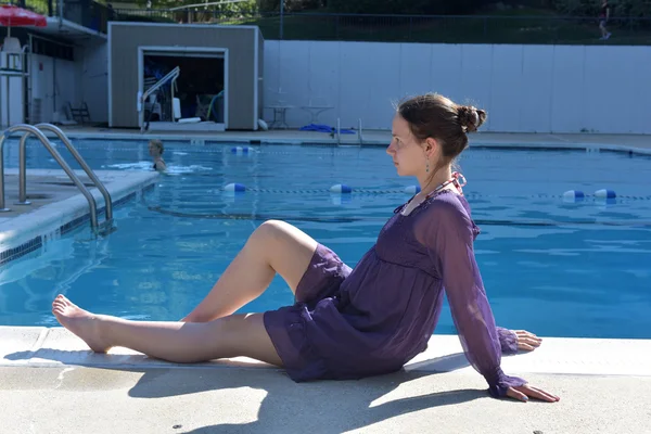 Beautiful Girl Lilac Dress Sits Pool — Stock Photo, Image