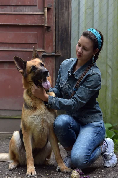 10代の少女とドイツの羊飼い — ストック写真