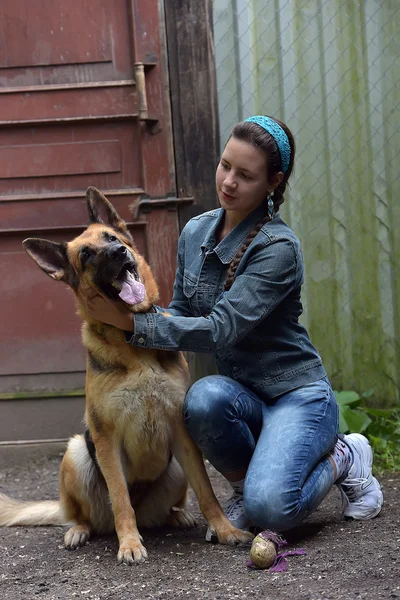 10代の少女とドイツの羊飼い — ストック写真