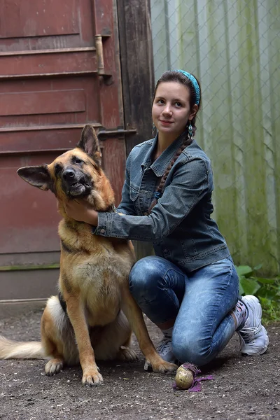 10代の少女とドイツの羊飼い — ストック写真