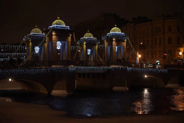 ロシア サンクトペテルブルク01 2019ロモノソフ橋 サンクトペテルブルクの中央地区にあるフォンタンカ川を渡る橋で 新年の夜の照明 — ストック写真