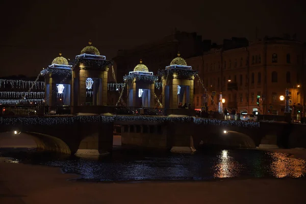 ロシア サンクトペテルブルク01 2019ロモノソフ橋 サンクトペテルブルクの中央地区にあるフォンタンカ川を渡る橋で 新年の夜の照明 — ストック写真