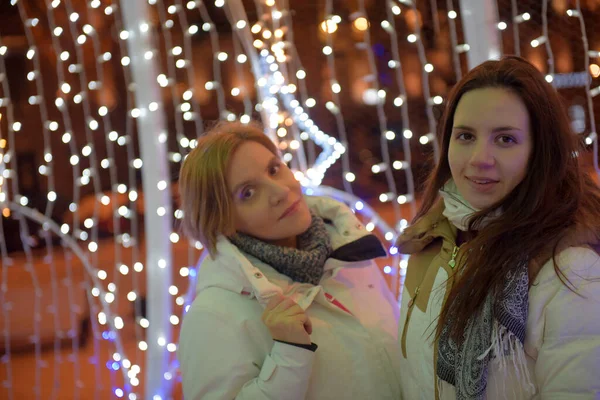 Mamá Con Hija Adolescente Chaquetas Blancas Por Noche Navidad — Foto de Stock