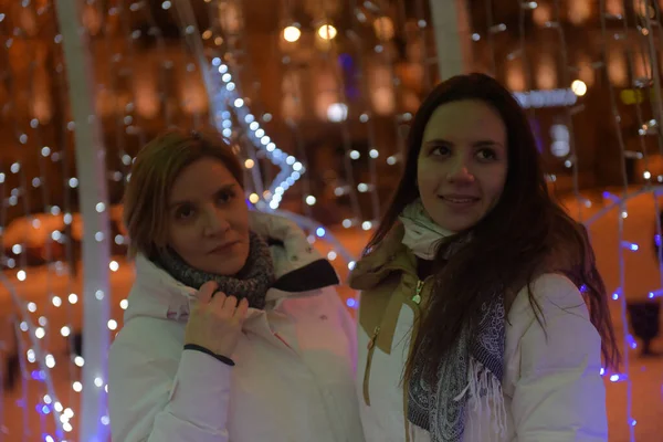 Mamá Con Hija Adolescente Chaquetas Blancas Por Noche Navidad — Foto de Stock