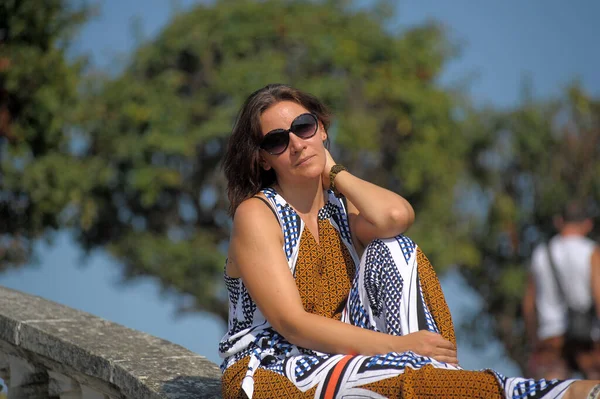 Jovem Morena Óculos Sol Verão Macacão Verão — Fotografia de Stock