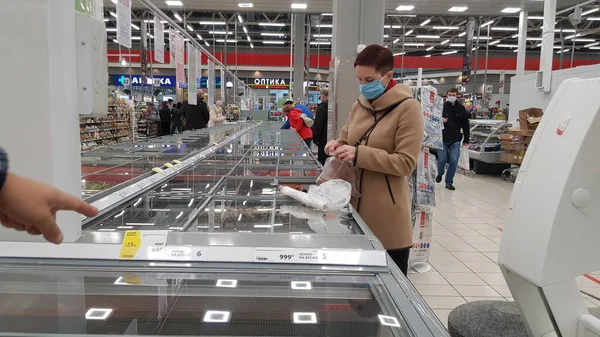 Rusia San Petersburgo 2020 Compradores Con Máscaras Supermercado Durante Epidemia — Foto de Stock