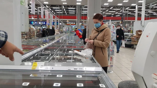Rusia San Petersburgo 2020 Compradores Con Máscaras Supermercado Durante Epidemia — Foto de Stock