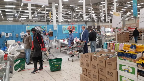 Rússia São Petersburgo 2020 Compradores Máscaras Supermercado Durante Epidemia Coronavírus — Fotografia de Stock