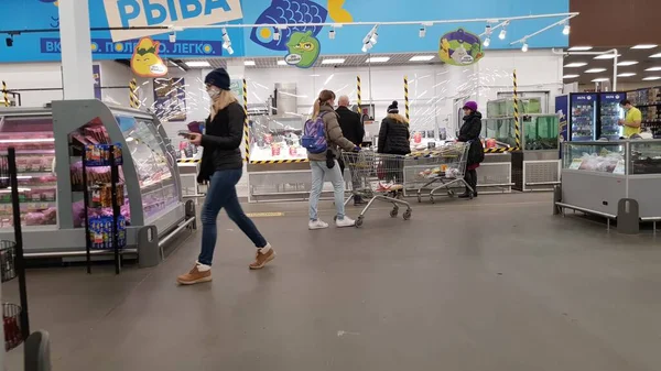 Rusya Petersburg 2020 Coronavirus Salgını Sırasında Süpermarkette Maskeli Alıcılar — Stok fotoğraf