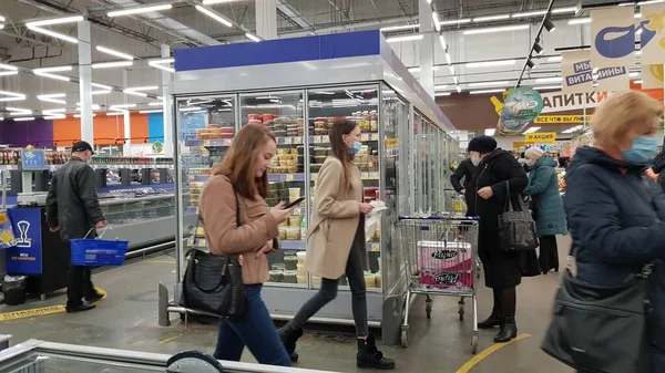 Rusko Petrohrad 2020 Kupující Maskách Supermarketu Během Epidemie Koronaviru — Stock fotografie